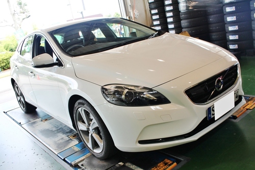 VOLVO V40 T4 に エアスト ダウンサスを取付しました。 | 鈴鹿店